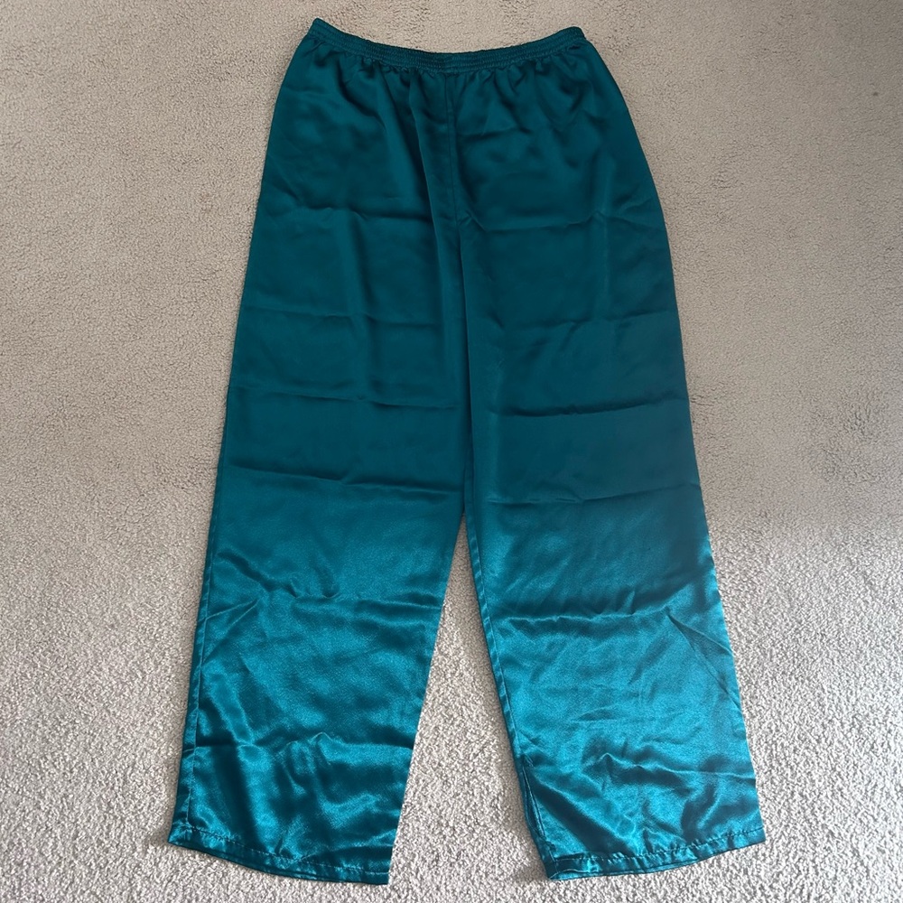 Gorgeous vintage gold tag Victoria’s Secret satiny green lounge pants medium